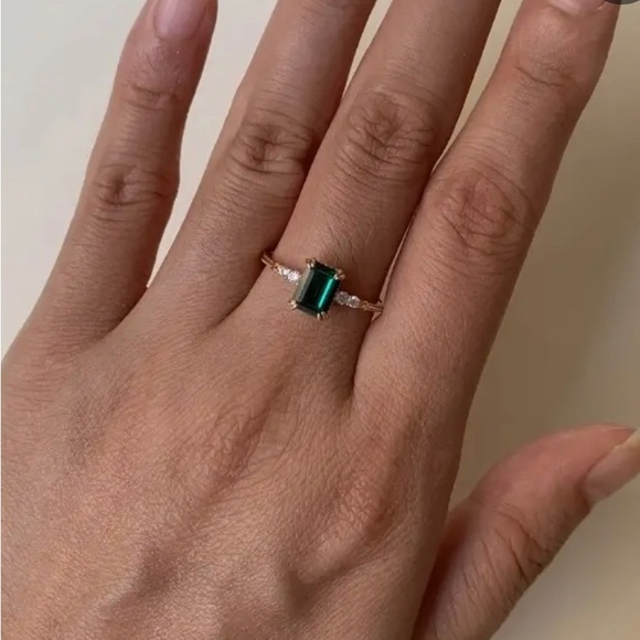 Glamorous Classic Green Rhinestone Ring - Timeless Design Sz 7,8,9,10 NWT - Picture 2 of 7